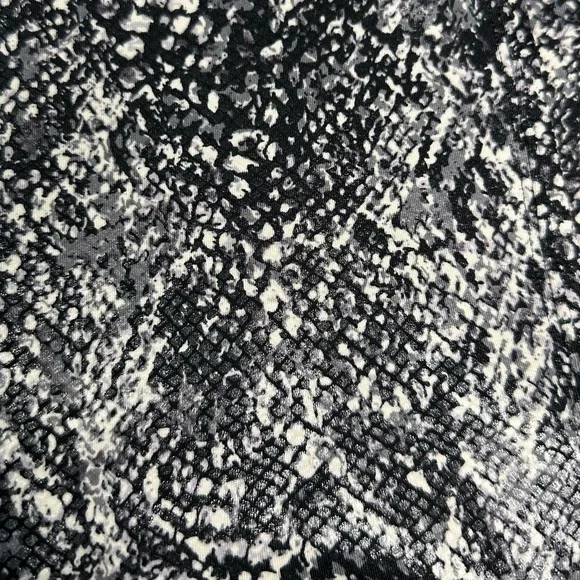 SPANX Faux Leather Snake Shine Leggings Size Large NWT Grey Pants - Picture 9 of 9